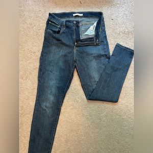 Levi’s High rise Skinny jeans in dark wash size 29